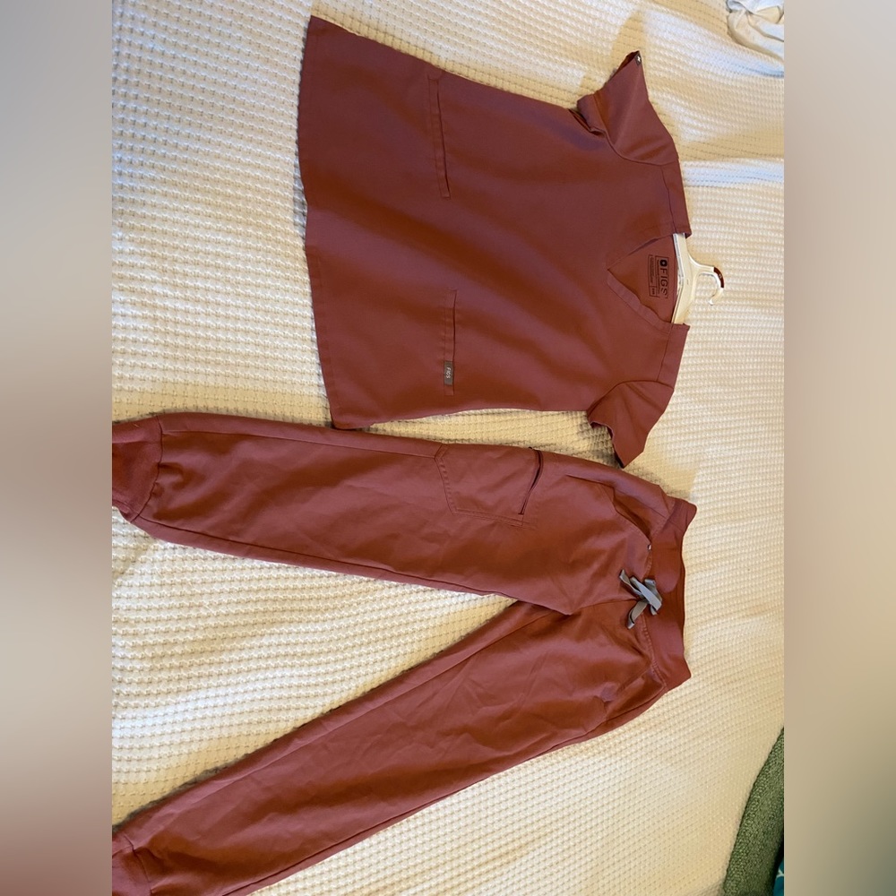 Gently used Figs scrubs, rose pink. Size XXS, the pants are petite jogge…